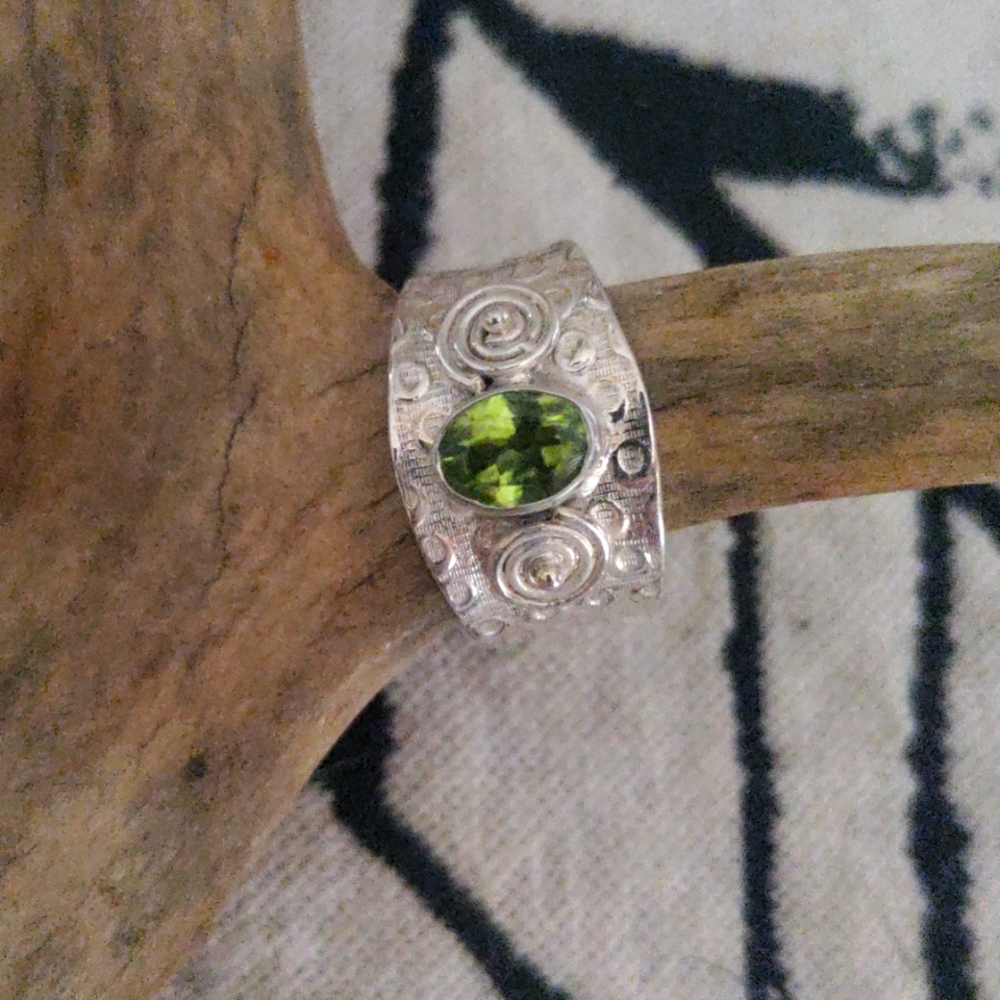 Natural 1.37 ct Peridot & Silver Ring - UNIQUE!!